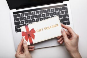 Giftcard voucher och en laptop