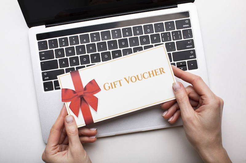 Giftcard voucher och en laptop